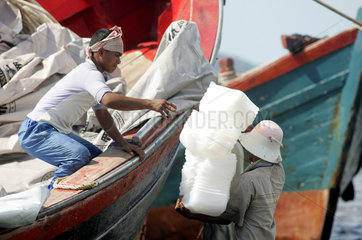 Hilfsguetertransport per Schiff fuer Tsunami-Opfer