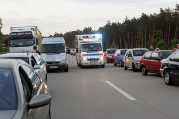 Ruedersdorf  Deutschland  Krankenwagen auf dem Weg zu einem Unfall auf der A 10