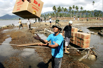 Entladung von Hilfsguetern fuer Tsunami-Opfer