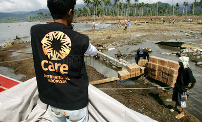 Entladung von Hilfsguetern fuer Tsunami-Opfer