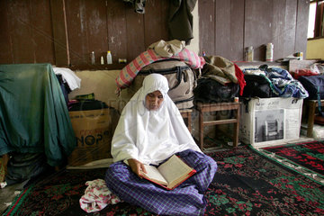 Koran lesende Frau bei Banda Aceh