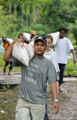 Hilfsguetertransport bei Banda Aceh