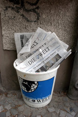 Ausgaben der Tageszeitung Die Welt im Papierkorb
