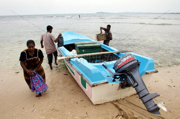 Ein Fischer bereitet sein Boot fuer den Fischfang vor