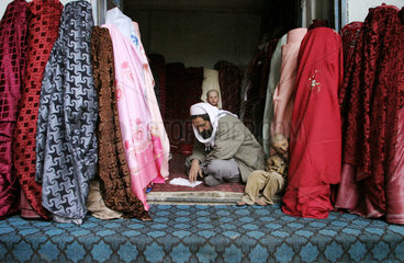 Stoffverkaeufer mit seinen Kindern in Kabul