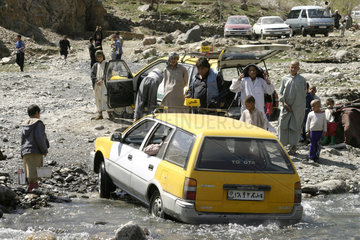 Gebirgsflussueberquerung eines Taxis beiPaghman
