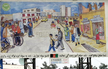 Hinweisplakat der ISAF mit Strassenszene in Kabul