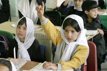 Schulunterricht in einer afghanischen Maedchenklasse
