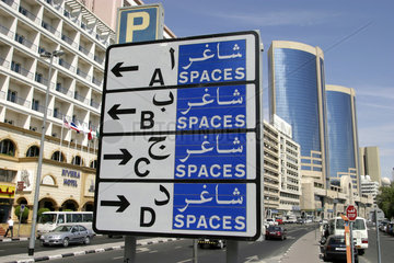 Verkehrsschilder fuer Parkplaetze in Dubai