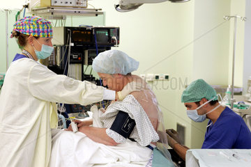 Berlin  Anaesthesist im OP bei der Anlage eines Katheters