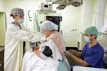 Berlin  Anaesthesist im OP bei der Anlage eines Katheters