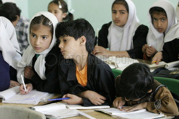 Schulunterricht in einer afghanischen Maedchenklasse