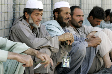 Afghanische Arbeiter vor dem Camp Warehouse