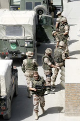 Waffenueberpruefung im Camp Warehouse  Kabul