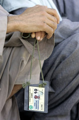 ID Karte eines afghanischen Arbeiters