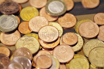 Hamburg  Deutschland  verschiedene Euro-Muenzen liegen auf einer Tischplatte