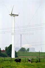 Rotor einer Windkraftanlage  dahinter ein AKW