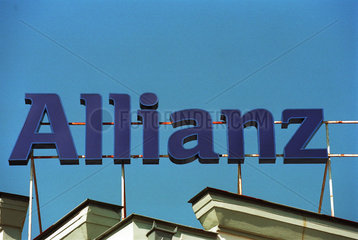 Neon-Schriftzug der Allianz AG auf einem Dach