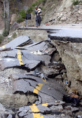 Zerstoerte Bergstrasse im Erdbebengebiet Balakot