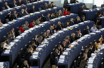 Strasbourg  Abgeordnete des EU-Parlamentes bei der Abstimmung