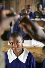Afrikanischer Schulunterricht in einem Klassenraum