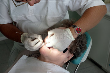Zahnarztbesuch einer Senioren