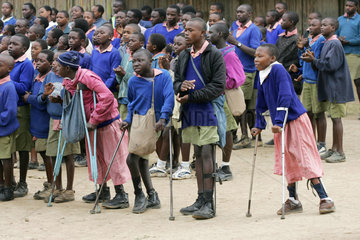 Afrikanische Schueler in Schuluniformen beim Morgenappell in einer Schule