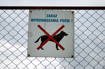 Posen  Polen  Schild mit Hundeverbot an einem Zaun