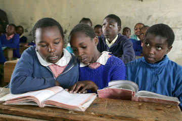 Afrikanischer Schulunterricht in einem Klassenraum