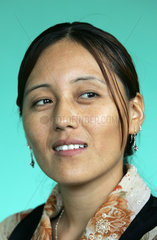 Portraet einer Exil-Tibetanerin
