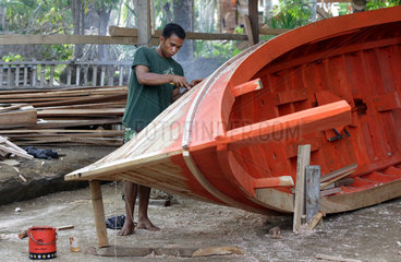 Abdichten von Fugen zwischen den Holzplanken beim traditionellen Schiffsbau