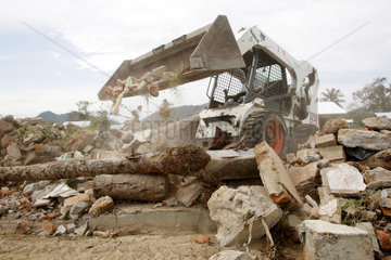 Tsunami- Bauschutt Beseitigung durch Minnibagger bei Lhoknga
