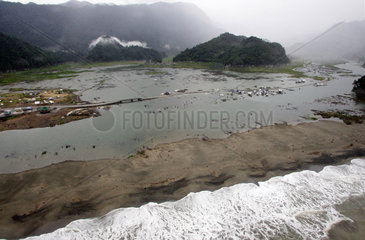 Tsunami Kuestenluftaufnahme in der Gegend um Lamno