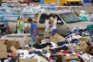 Sortierung von Hilfsguetern nach dem Hurrikan Katrina