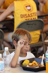Kind beim Essen  nach dem Hurrikan Katrina