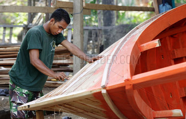 Abdichten von Fugen zwischen den Holzplanken beim traditionellen Schiffsbau