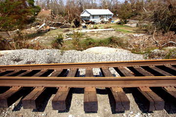 Verbogene und zerstoerte Bahngleise nach dem Hurrikan Katrina