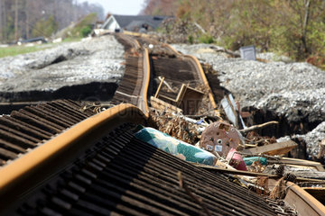 Verbogene und zerstoerte Bahngleise nach dem Hurrikan Katrina