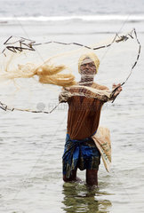 Ein Fischer aus Uppuveli wirft sein Netz aus