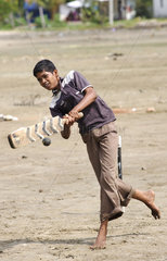 Jugendlicher Cricket- Spieler beim Schlag