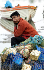 Fischer am Hafen von Uppuveli  Sri Lanka