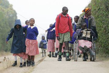 Koerperbehinderte und Nichtbehinderte Kinder gehen zusammen zur Schule