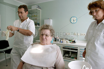 Zahnarztbesuch einer Senioren