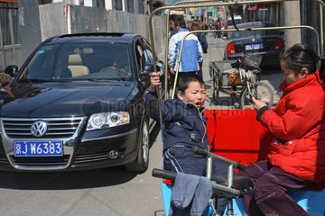 Peking  neuer VW Passat in den engen Gassen der Altstadt