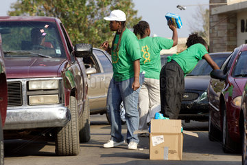 Hilfsgueterverteilung nach dem Hurrikan Katrina
