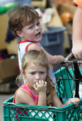 Kinder in einem Einkaufswagen  nach dem Hurrikan Katrina