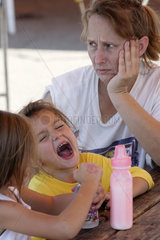 Eine Mutter mit ihren Kindern  nach dem Hurrikan Katrina