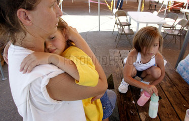 Mutter und Kind  nach dem Hurrikan Katrina