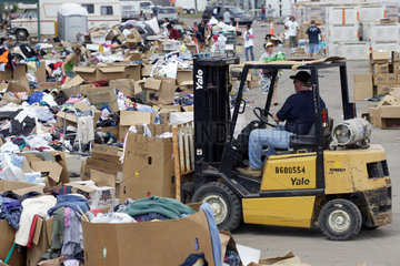 Sortierung von Hilfsguetern nach dem Hurrikan Katrina