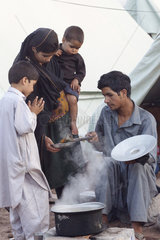 Kochen in der Zeltstadt im Erdbebengebiet Muzaffarabad